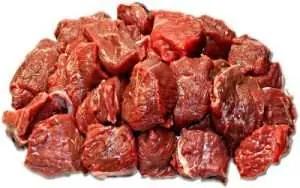 Läcker och mustig ungersk gulasch med surkål och en kall mörk lager