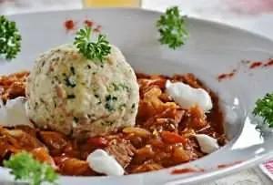 Läcker och mustig ungersk gulasch med surkål och en kall mörk lager