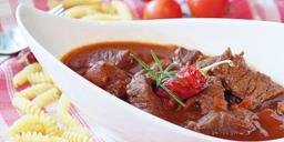 Läcker och mustig ungersk gulasch med surkål och en kall mörk lager