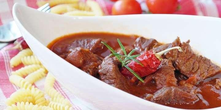 Läcker och mustig ungersk gulasch med surkål och en kall mörk lager