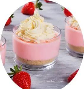 Krämig och läcker cheesecake med jordgubbar i glas och en härlig söt Moscato