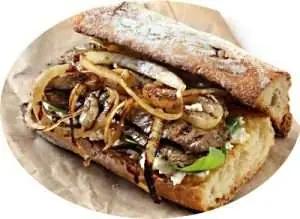Äkta svensk soulfood: Biff i ciabatta med ångbåtslök och en fräsig kall American Pale Ale