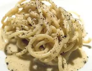 Pastaperfektion! Cacio e Pepe och ett mustigt rött vin
