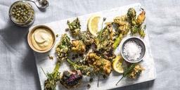 Läckra parmesanpanerade buketter och mousserande rött i glaset