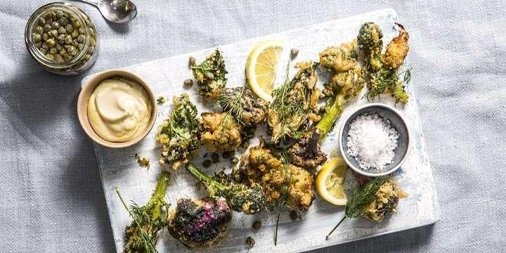 Läckra parmesanpanerade buketter och mousserande rött i glaset