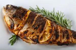Medelhavskänsla! Grillad hel fisk och ett ljuvligt vitt vin