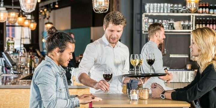 När vingästen blir irriterad på restaurang!