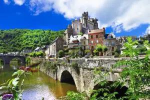 slott i Dordogne vid en flod