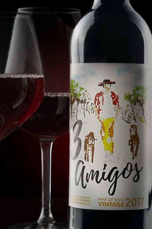 1 flaska 3 Amigos med 2 glas rödvin