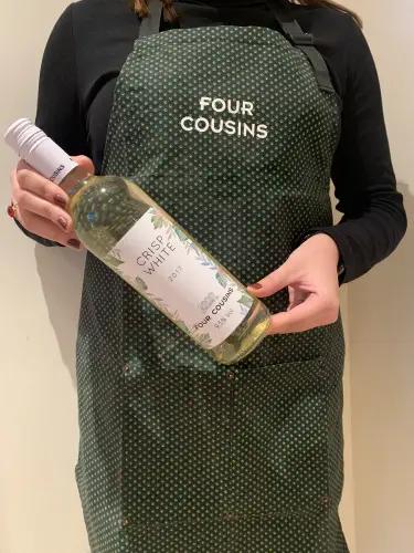 Grönt förkläde med texten Four cousins 