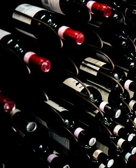 en vinsamling i en vinkällare 
