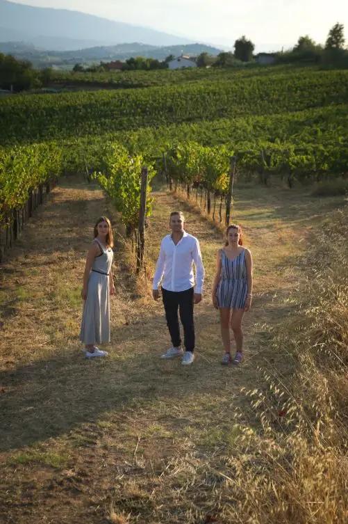 Ute i familjens vingård
