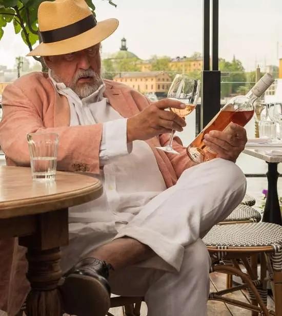 GW:S ROSA Leif coolar ner med ett glas rosé