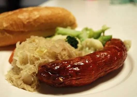 bratwurst: med surkål