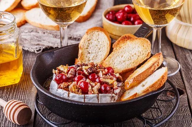 Mors dag! Läcker, liten Camembert och ett friskt vitt vin!