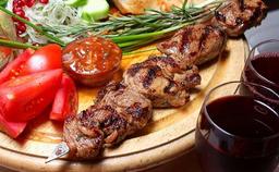 Grillade kalvspett och en modern, röd Rioja