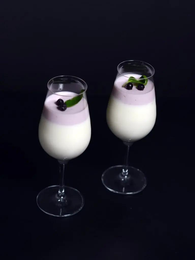 Himmelskt god vit chokladpannacotta och ett dessertvin som doftar honung
