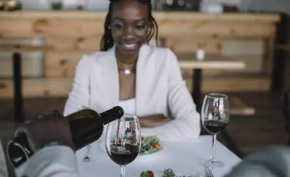 beskriv vin kvinna serveras vin