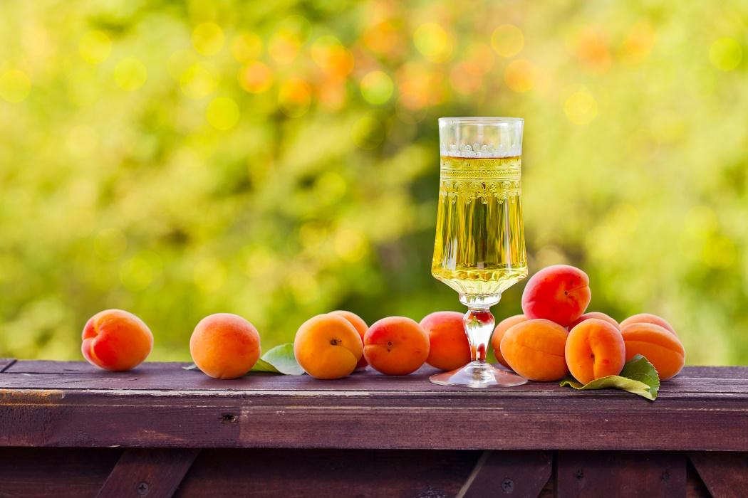 sott-vin-ett-glas-vin-med-frukt